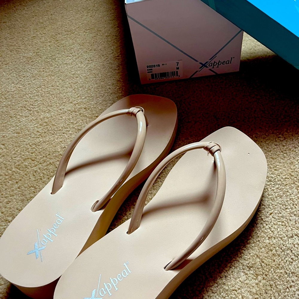 Xappeal Women's Beige Flip Flops size 7